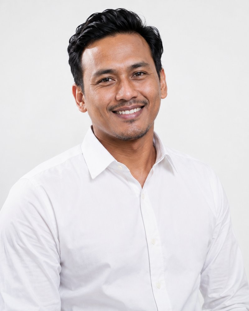 Hafiz Osman, kemeja putih polos, studio terang